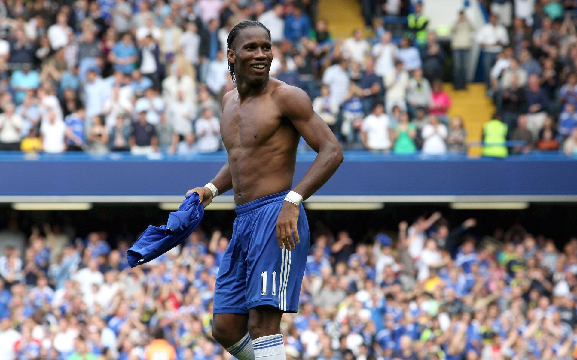 李恩：凭借出色的视野和精准传球，他提升了全黑队进攻效率，李恩壁因一件球衣爆红